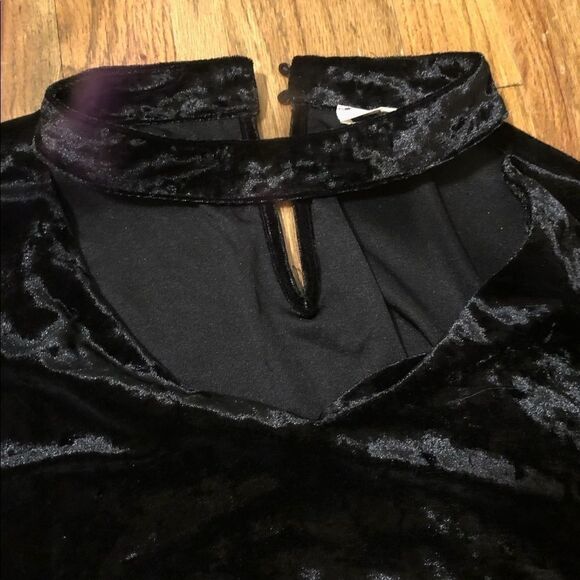 Listicle velvet top with choker cutout - Picture 4 of 6
